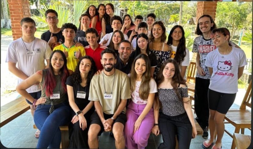 Aluno do Instituto São Paulo de Estudos Superiores participa ativamente no encontro de crisma da área pastoral São João Paulo II