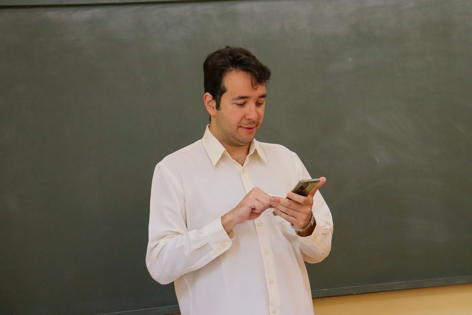 Prof. Dr. Felipe Sardinha Bueno Colabora com Matéria da Veja sobre Uso de IA em Plataformas Religiosas