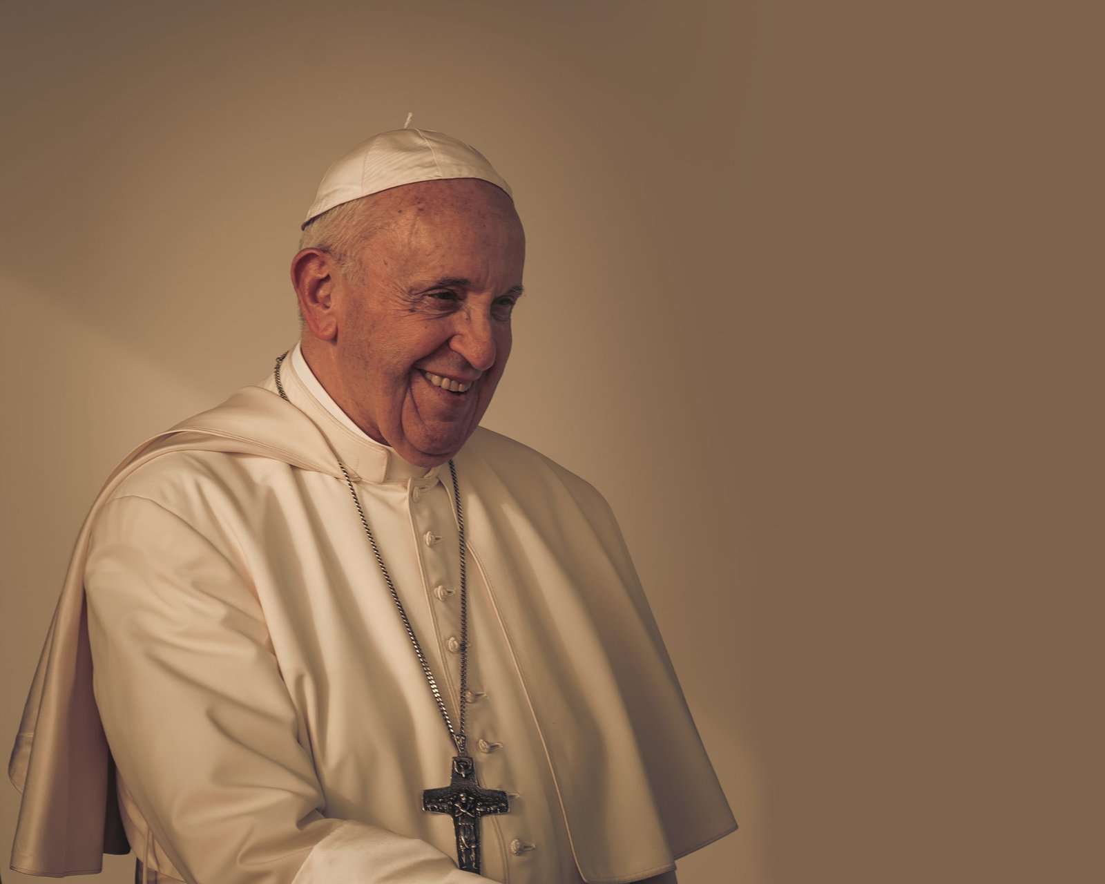 Prof.a Dra. Maria Cristina aborda impacto histórico da decisão do Vaticano sobre bênção a casais do mesmo sexo e em “situação irregular”. Veja entrevista na íntegra: