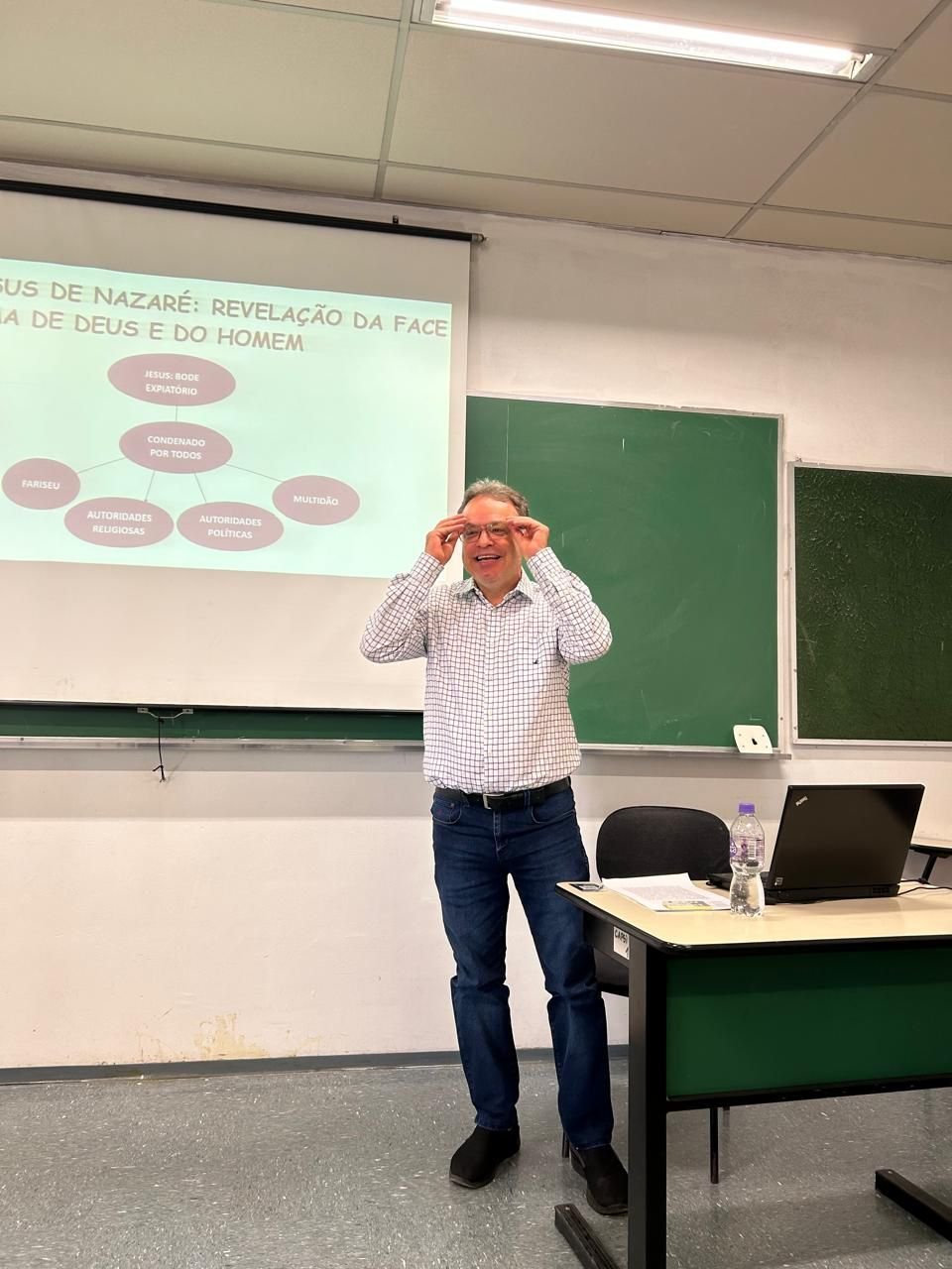 Parceria Acadêmica: Prof. Edevilson de Godoy ministra aula na PUC/SP sobre Religião e Violência a partir de René Girard