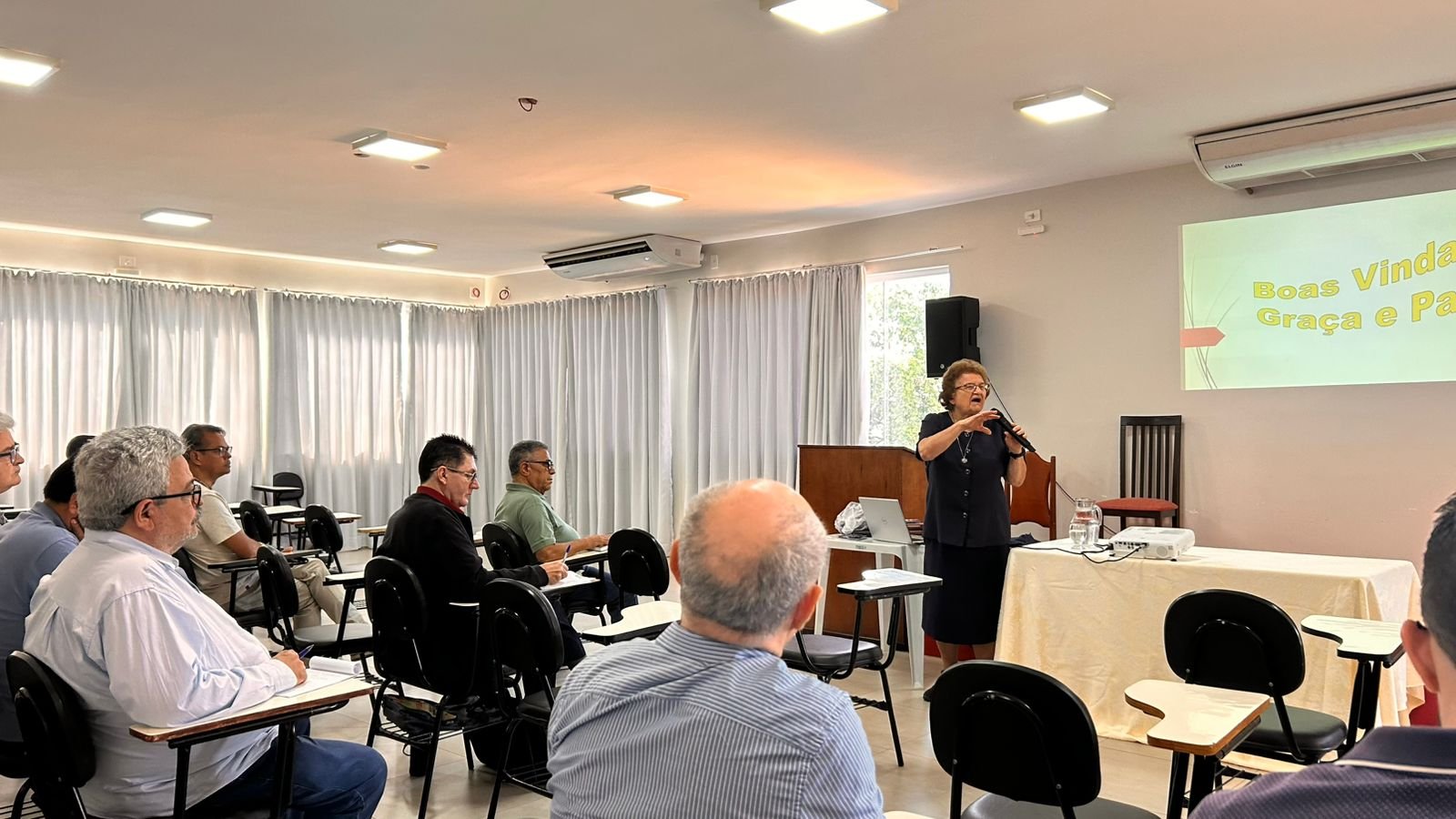 Ir. Helena Corazza promove reflexão sobre comunicação na liturgia em Governador Valadares