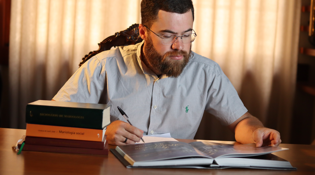 Ex-aluno do ITESP lança livro sobre Maria pela Editora Santuário